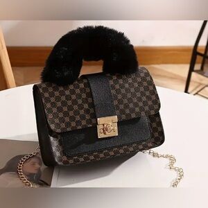 Voy of shoulder squars with print light